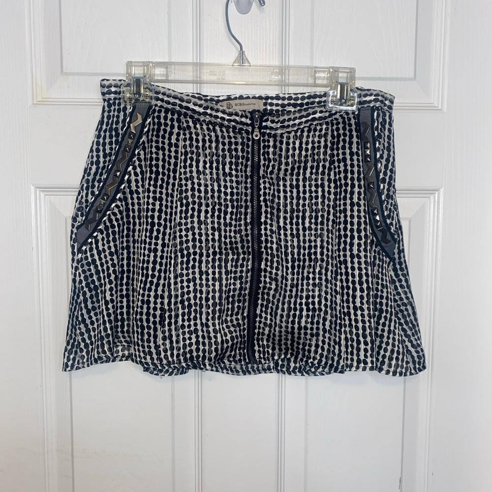 BCBGeneration XS‎ Black White Chiffon Front Zip Down Embellish Short Skirt